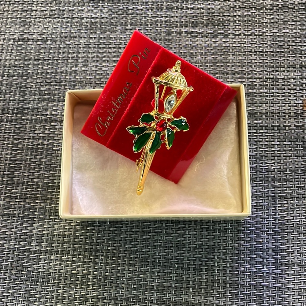 Christmas Pin-NWOT